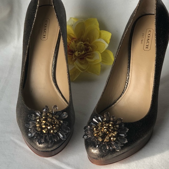 Like NEW COACH Bergen soft  CRACKLED  gold SHOE - Picture 5 of 8